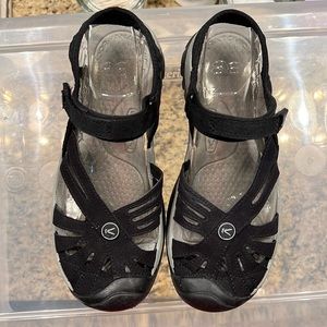Keen “Rose” enclosed toe sandal.